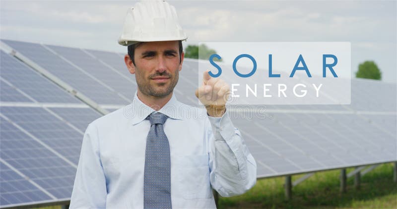 Un expert technique futuriste en matière de panneaux photovoltaïques solaires, sélectionne la fonction à énergie solaire de ` de images libres de droits Un expert technique futuriste en matière de panneaux photovoltaïques solaires, sélectionne la fonction à énergie solaire de ` de images libres de droits