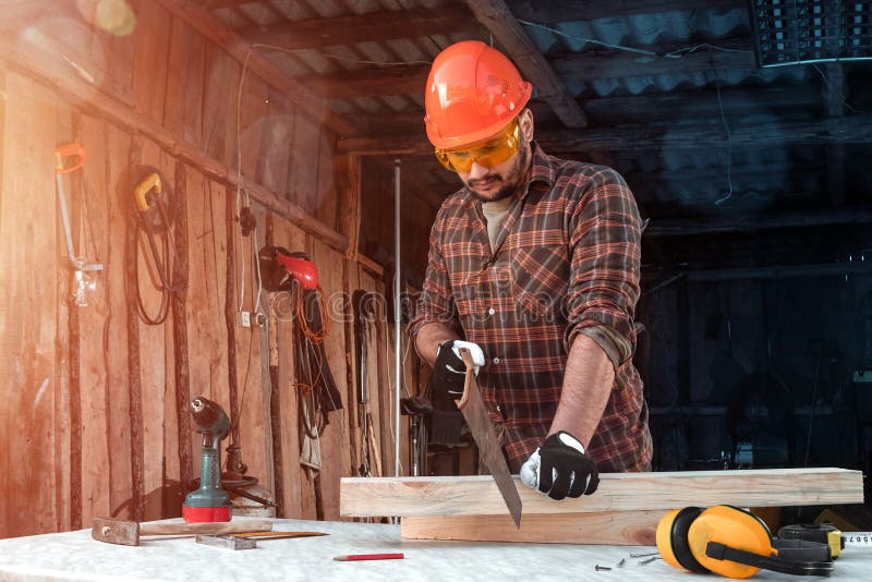 Un Falegname Taglia Una Trave Di Legno Con Una Sega a Mano, Mani Maschili  Con Una Sega Chiusa Lavori Con Legno Immagine Stock - Immagine di mestiere,  industriale: 159914941