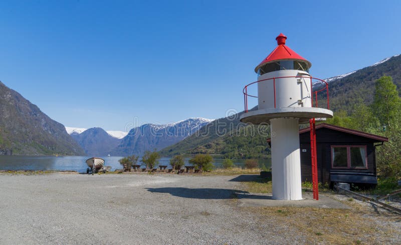 Un faro con el bote pequeño en la costa del fiordo en Flam imagen de archivo libre de regalías Un faro con el bote pequeño en la costa del fiordo en Flam imagen de archivo libre de regalías