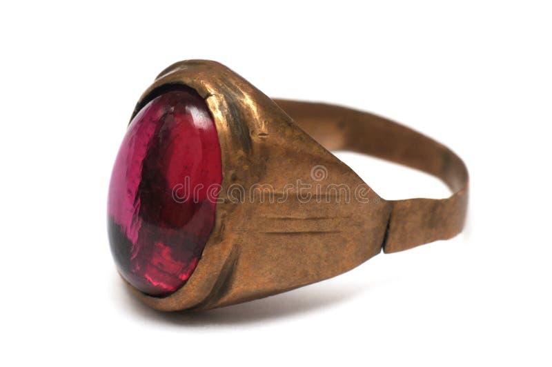 Un faux anneau d'or avec le saphir rouge rouge images libres de droits Un faux anneau d'or avec le saphir rouge rouge images libres de droits