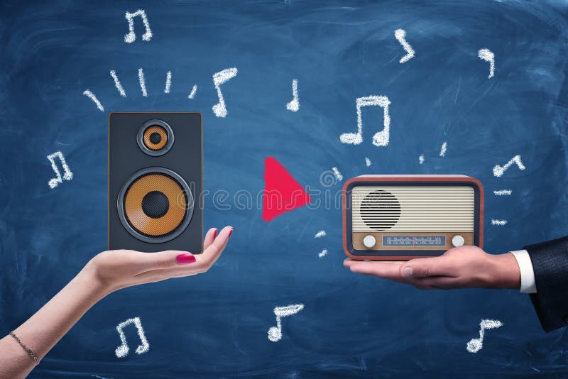 Un femenino y manos masculinas que llevan a cabo un altavoz de audio moderno y un sistema de radio retro fotos de archivo Un femenino y manos masculinas que llevan a cabo un altavoz de audio moderno y un sistema de radio retro fotos de archivo