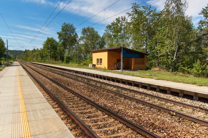 Un ferrocarril rural abandonado en la República Checa Plataforma vacía en la estación El viajar en tren a través de Europa fotografía de archivo Un ferrocarril rural abandonado en la República Checa Plataforma vacía en la estación El viajar en tren a través de Europa fotografía de archivo