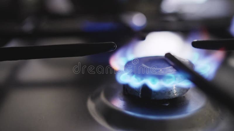 Bougie Allumée Sur Une Cuisinière à Gaz Sur Fond Noir