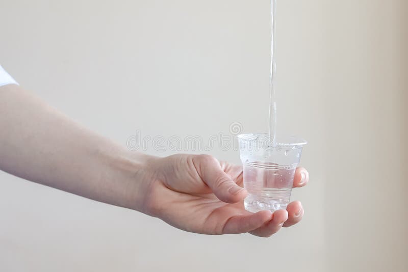 Un Filet D'eau Verse Dans Un Gobelet En Plastique Transparent Image stock -  Image du intérieur, beige: 185785331