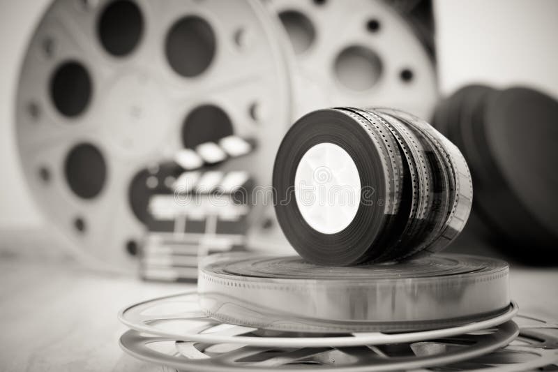 un film di 35 millimetri annaspa con la valvola e le scatole nel fondo immagini stock libere da diritti un film di 35 millimetri annaspa con la valvola e le scatole nel fondo immagini stock libere da diritti