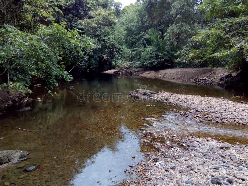 Un fiume secco bella metà immagini stock libere da diritti