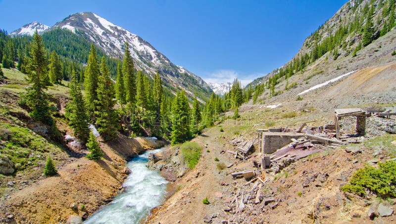 Un flot de montagne et une vieille base de passerelle dans des fourchettes d'Animas, une ville fantôme dans les montagnes de San J photos stock Un flot de montagne et une vieille base de passerelle dans des fourchettes d'Animas, une ville fantôme dans les montagnes de San J photos stock