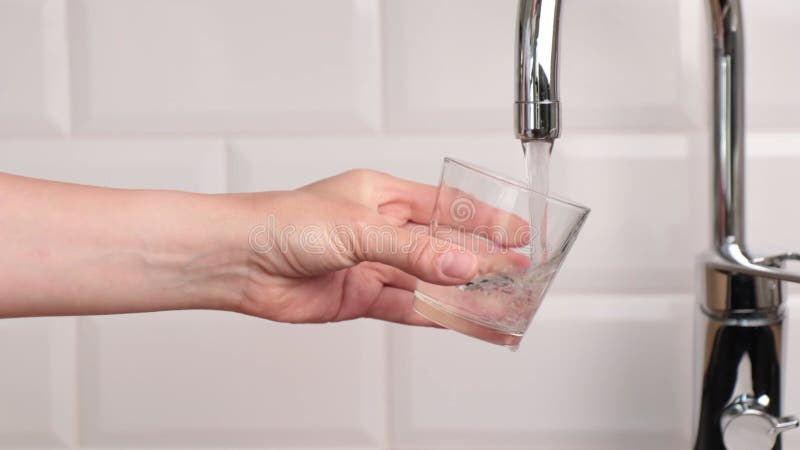 Un flux de boisson d'eau propre s'écoule dans le verre. clips vidéos