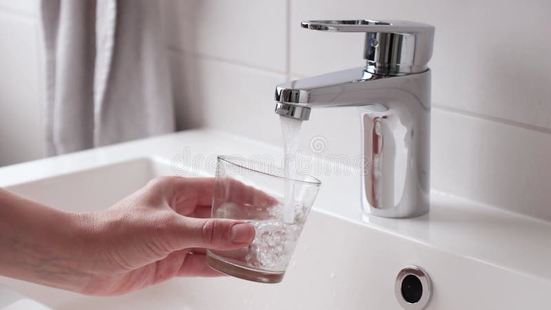 Un flux de boisson d'eau propre s'écoule dans le verre. clips vidéos