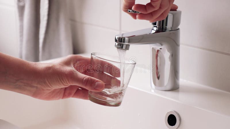 Un flux de boisson d'eau propre s'écoule dans le verre banque de vidéos