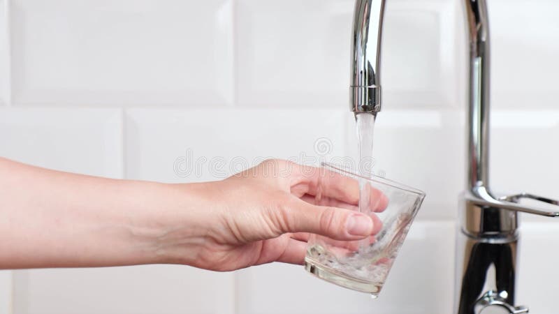 Un flux de boisson d'eau propre s'écoule dans le verre. clips vidéos