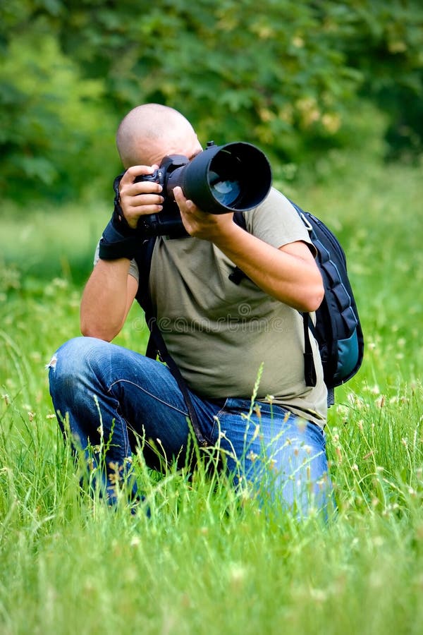Un fotografo occupato sul lavoro immagini stock Un fotografo occupato sul lavoro immagini stock