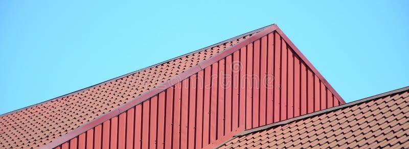Un fragment d'un toit d'une tuile en métal de couleur rouge foncé Qualit