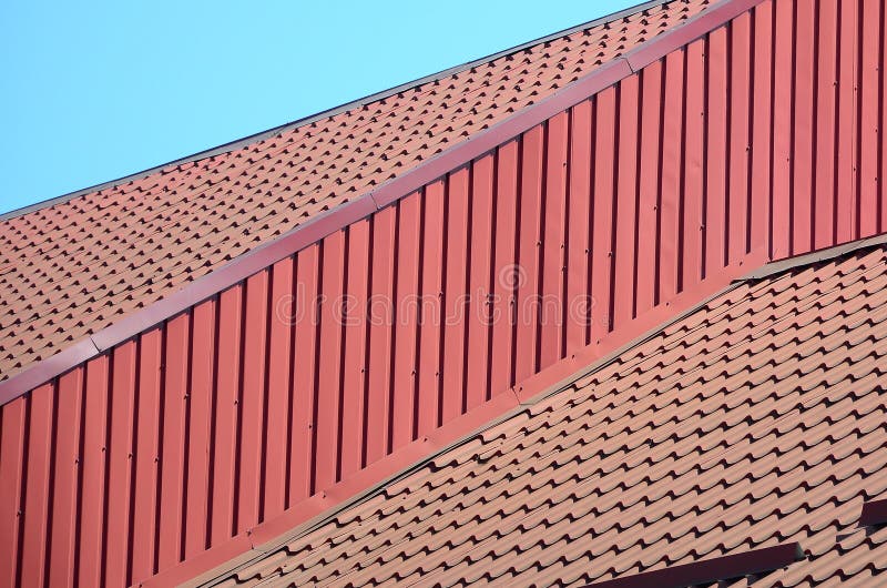 Un fragment d'un toit d'une tuile en métal de couleur rouge foncé Qualit