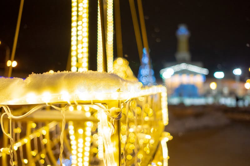 Un fragment de l'éclairage de la LED de Noël la nuit dans une rue de la ville Arrière-plan abstrait flou Esprit Saint du Nouvel A photographie stock Un fragment de l'éclairage de la LED de Noël la nuit dans une rue de la ville Arrière-plan abstrait flou Esprit Saint du Nouvel A photographie stock