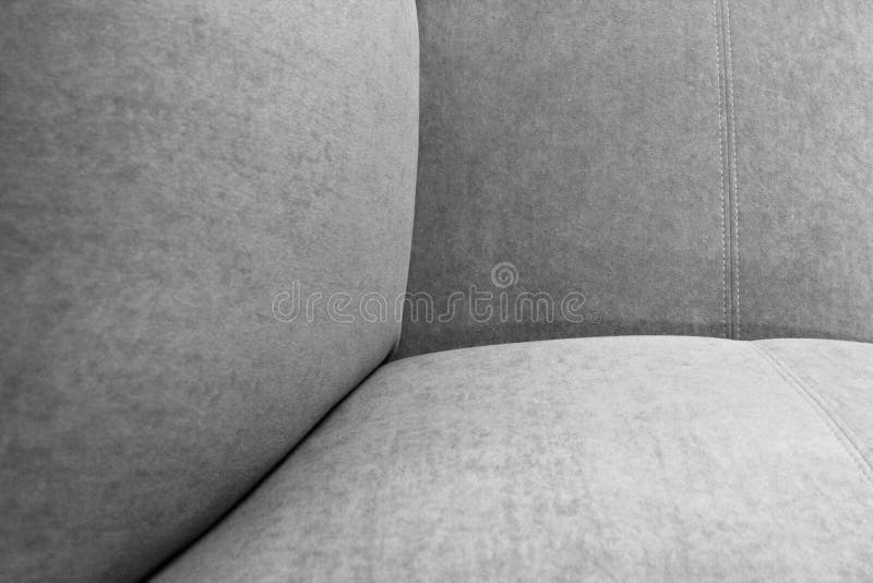 Un fragment du siège, du dos et de l'accoudoir du fauteuil gris de velours images libres de droits Un fragment du siège, du dos et de l'accoudoir du fauteuil gris de velours images libres de droits