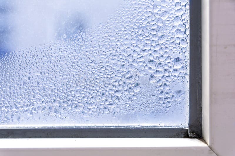 Un frammento di una finestra di plastica con condensazione dell'acqua sul vetro Concetto: finestrino di plastica difettoso con co