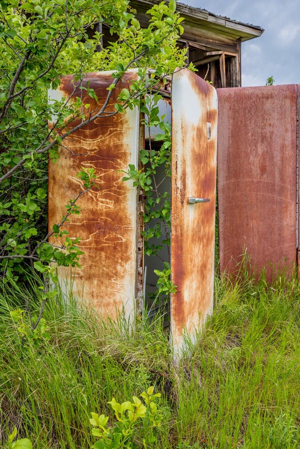 Un Frigorífico Vintage Oxidado En El Exterior De Las Praderas Foto de  archivo - Imagen de abandonado, congelador: 229127704