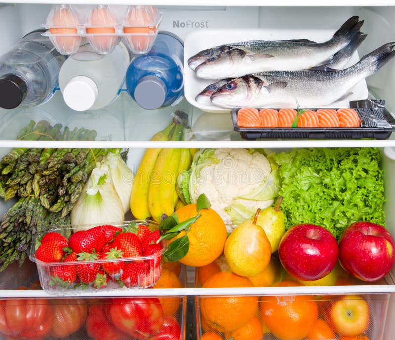 Un frigorifero in pieno di alimento sano, dieta Mediterranea