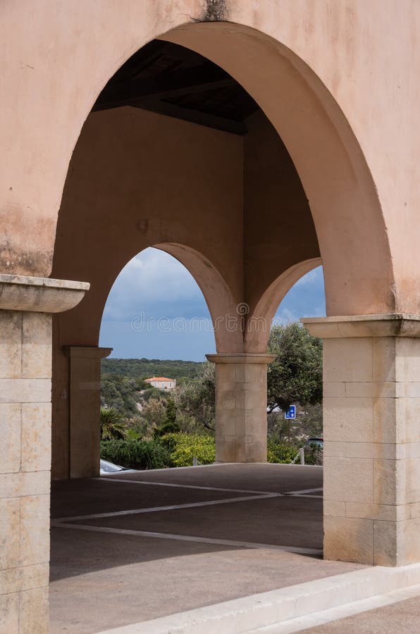 Un frumos arc de piatră care duce direct la o zonă de parcare stock photo