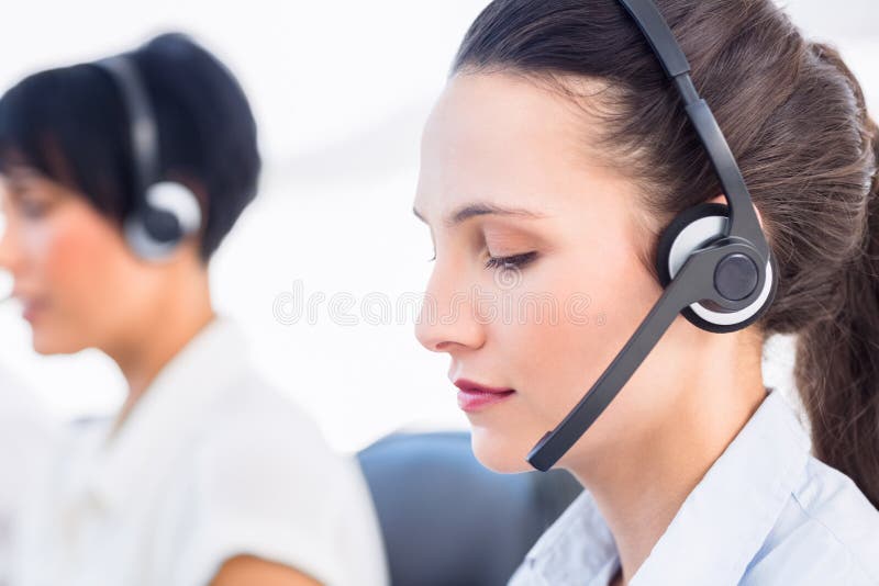 Un frumos director feminin cu căști royalty free stock photos