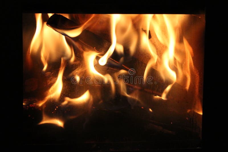 Un fuego quema en una chimenea La quema abre una sesión una chimenea foto de archivo libre de regalías Un fuego quema en una chimenea La quema abre una sesión una chimenea foto de archivo libre de regalías