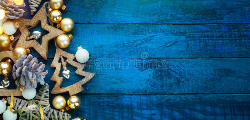 Un fundal albastru banner de Crăciun cu stele decorate manual și brad de Crăciun royalty free stock photography