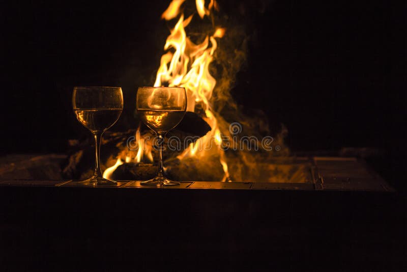 Un fuoco due di vetro di vino immagini stock libere da diritti Un fuoco due di vetro di vino immagini stock libere da diritti