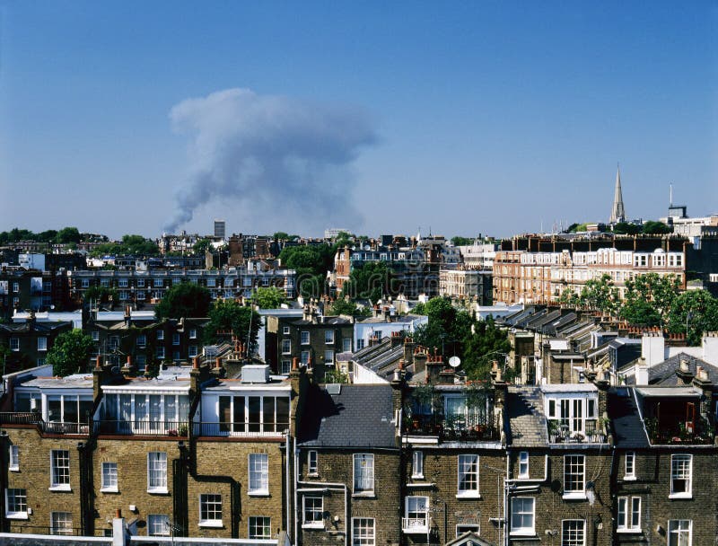 Un fuoco e la vista della città di Londra, Regno Unito immagine stock libera da diritti Un fuoco e la vista della città di Londra, Regno Unito immagine stock libera da diritti
