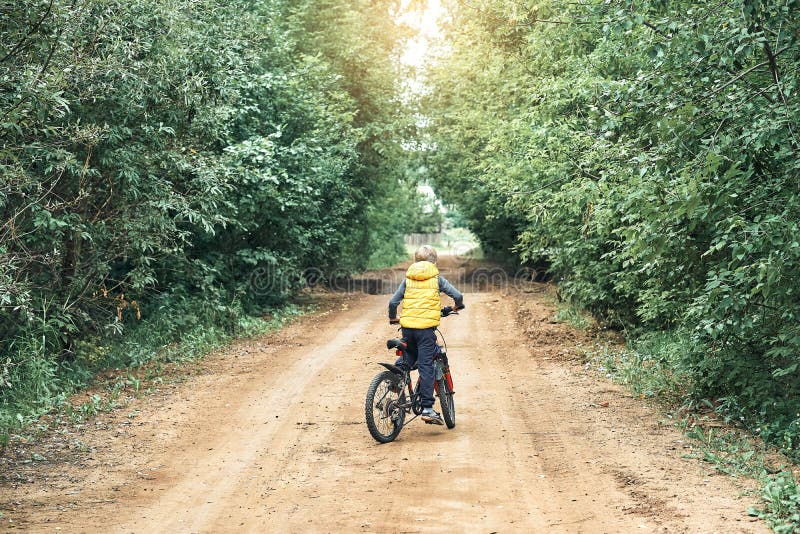 Un Garçon En Vest à Vélo Moderne Sur Route Rurale Image stock - Image du  actif, caucasien: 224074475