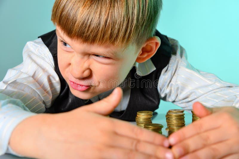 L'enfant Gourmand Et Avide Couvrit Les Pièces De Monnaie De Ses Mains ...