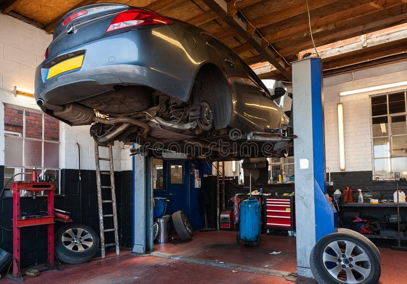 Voiture Sur Un Ascenseur Dans Le Garage Image stock Image du