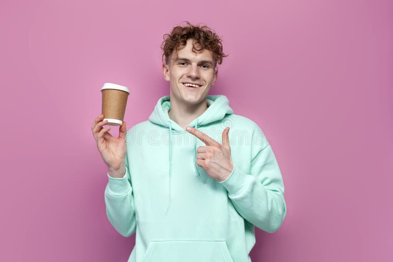 Un gars bouclé dans le hoodie à la menthe pointe un doigt sur le verre de café de l'homme dans le sweat-shirt bleu annonce et mont photos stock