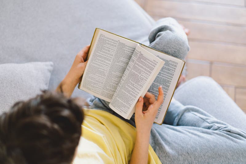 Un garçon lit la sainte bible. photos libres de droits