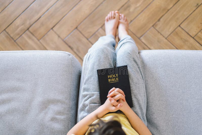 Un garçon lit la sainte bible. images libres de droits