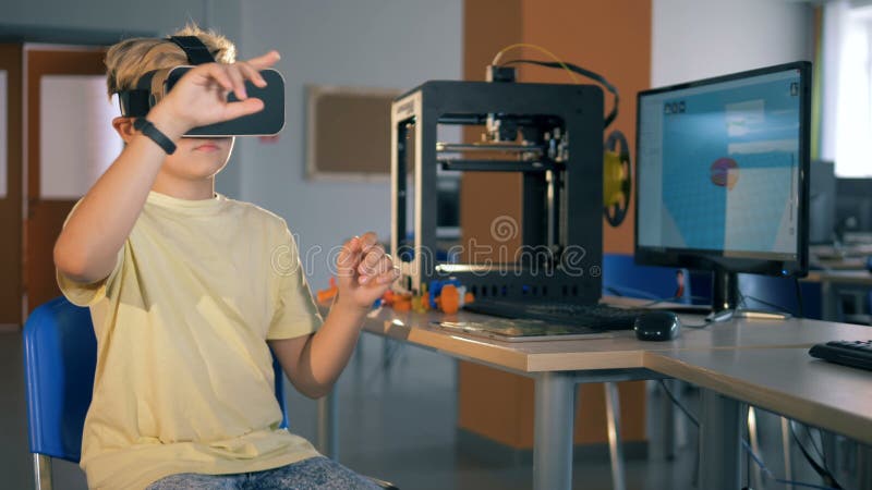 Un garçon s'assied en verres de réalité virtuelle Concept futuriste d'éducation