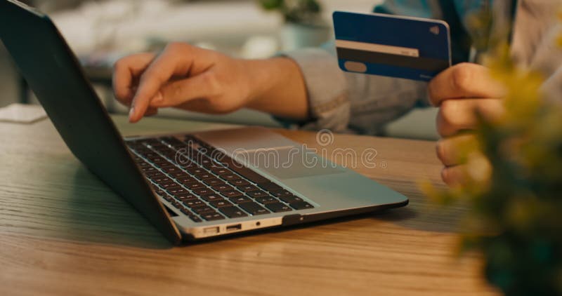 Un garçon tape les informations de carte de crédit dans son téléphone assis seul dans sa chambre. l'adolescent a les cheveux boucl banque de vidéos