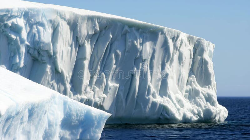 Un gigantesco Iceberg en el concepto del calentamiento global flotante del océano Ártico stock de ilustración