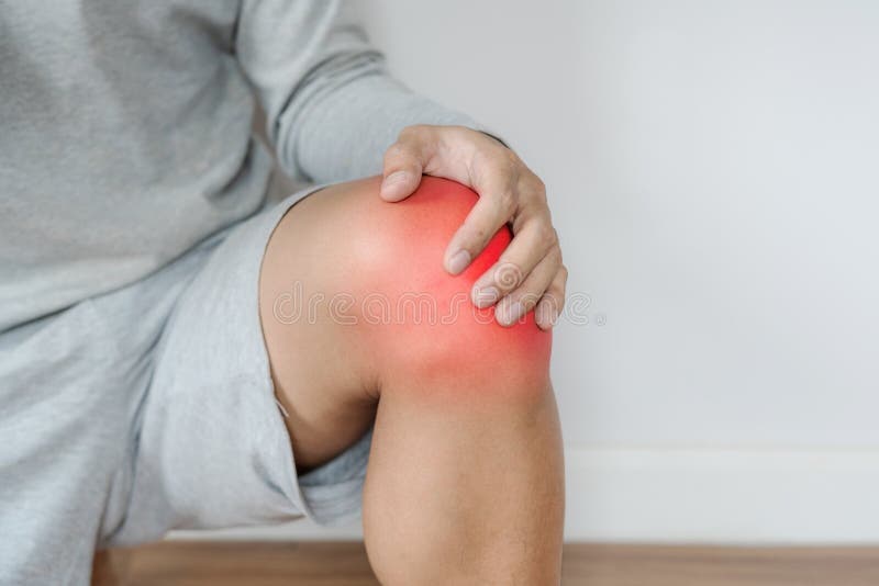 Un ginocchio commovente dell'uomo con rosso evidenzia il concetto del ginocchio e dei dolori articolari