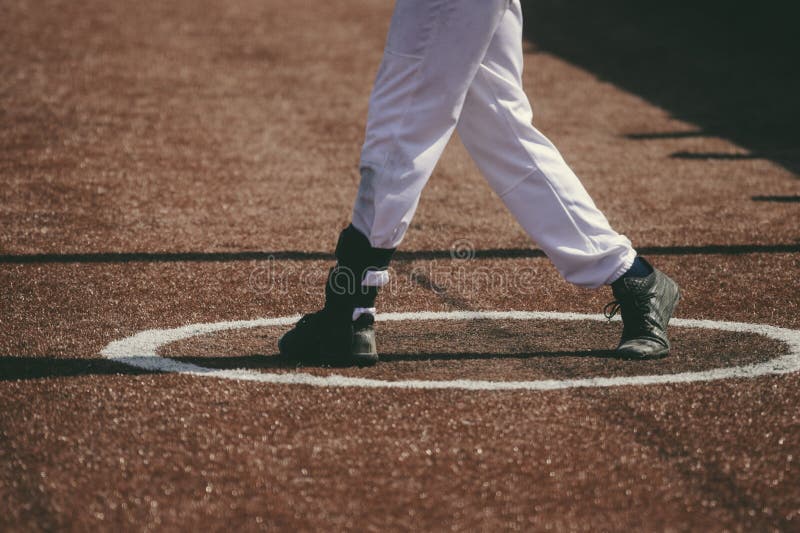 Un giocatore di baseball ha colpito il baseball fotografia stock Un giocatore di baseball ha colpito il baseball fotografia stock