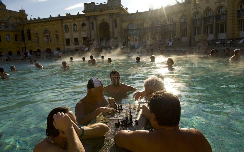 Un gioco di scacchi nel bagno del termale di Szechenyi immagini stock libere da diritti Un gioco di scacchi nel bagno del termale di Szechenyi immagini stock libere da diritti