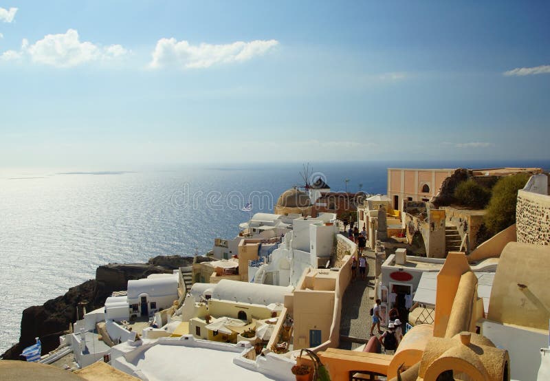 Un giorno caldo nella città di OIA sull'isola di Santorini immagine stock Un giorno caldo nella città di OIA sull'isola di Santorini immagine stock
