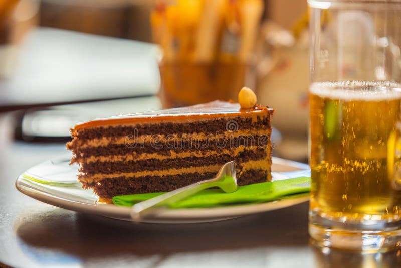 Un giorno dell'estate caldo un il pezzo di dolce delizioso e di bevanda fresca fotografia stock Un giorno dell'estate caldo un il pezzo di dolce delizioso e di bevanda fresca fotografia stock