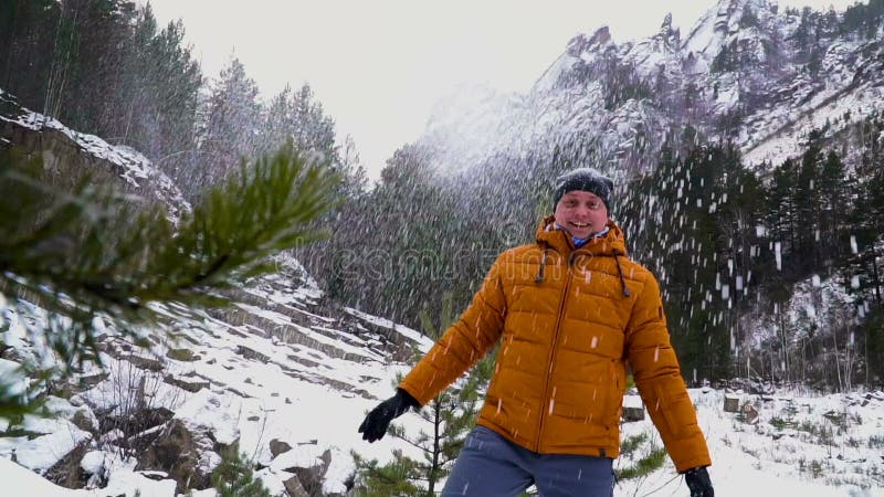 Un giorno di inverno meraviglioso in montagne del gorahv