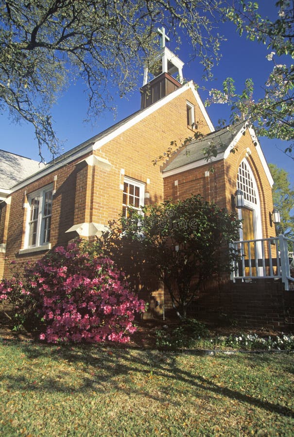 Un giorno di molla alla chiesa del mattone nella Nord Carolina di Southport fotografie stock libere da diritti