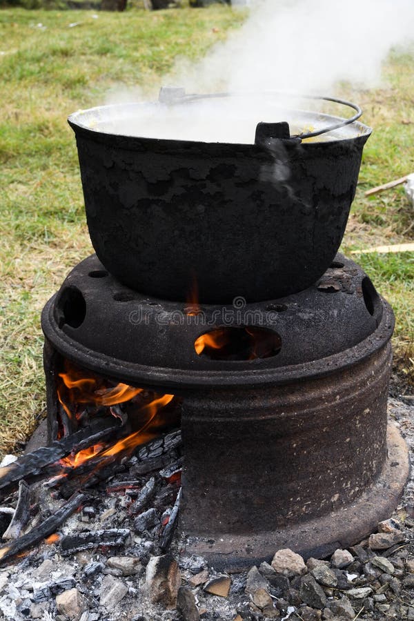 Un Gran Caldero Cocinando Comida Durante La Fogata Grandes Ollas