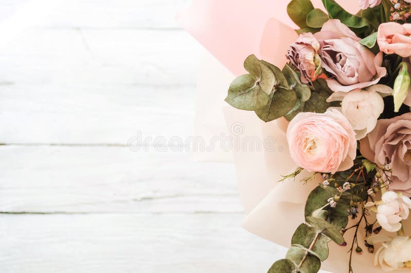 Un gran y hermoso ramo de rosas frescas eustoma matiola freesia eucalyptus hidrangea en delicados colores rosa y blanco foto de archivo