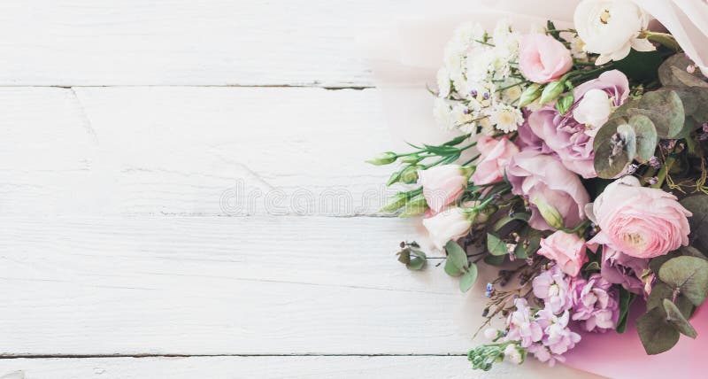 Un gran y hermoso ramo de rosas frescas eustoma matiola freesia eucalyptus hidrangea en delicados colores rosa y blanco foto de archivo
