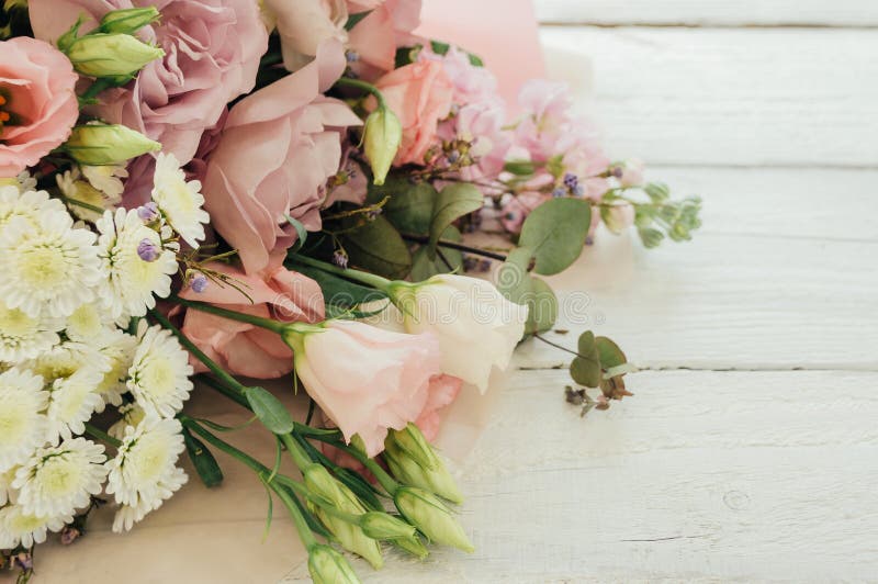 Un gran y hermoso ramo de rosas frescas eustoma matiola freesia eucalyptus hidrangea en delicados colores rosa y blanco imagen de archivo libre de regalías