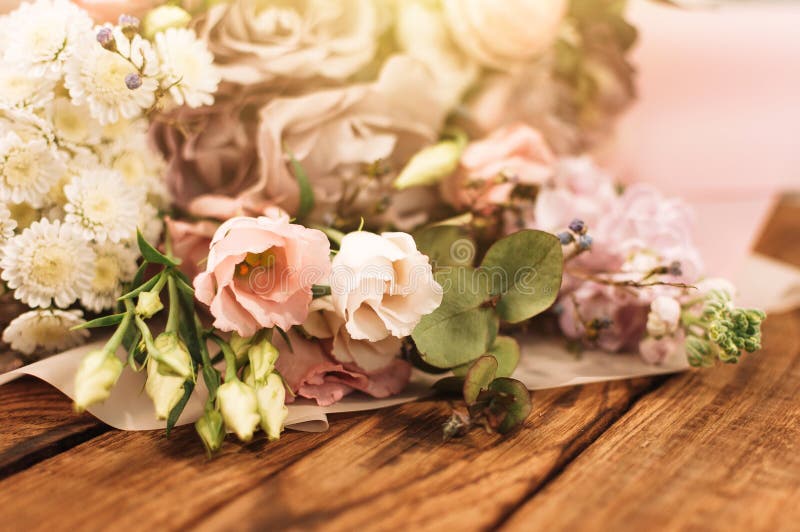 Un gran y hermoso ramo de rosas frescas eustoma matiola freesia eucalyptus hidrangea en delicados colores rosa y blanco foto de archivo